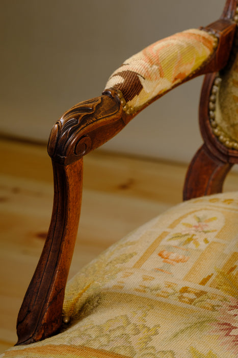 Antique Fauteuil a La Reine Chair